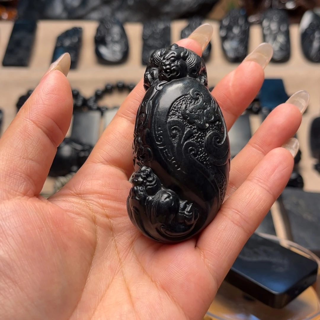 哈***哈和田玉（墨玉）未镶嵌包链