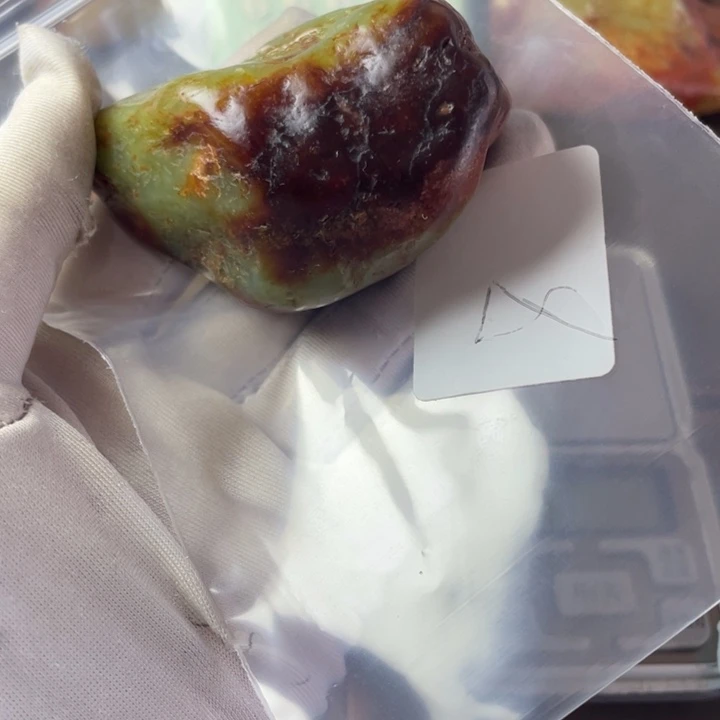 老***：未镶嵌岫岩老玉（透闪石质玉）挂件