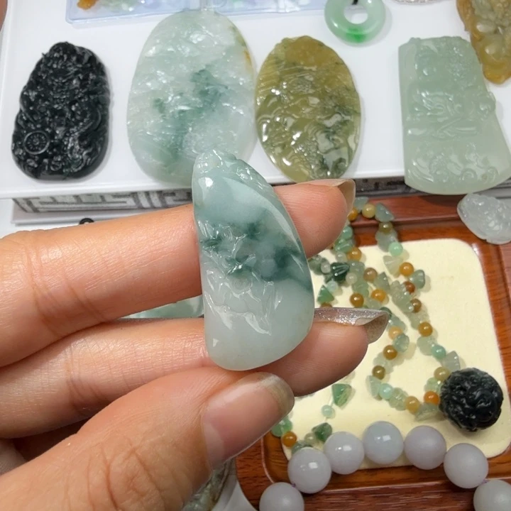 翡翠未镶嵌颈饰小鹿