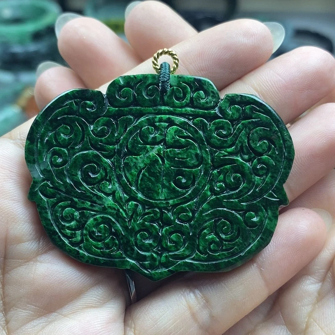 翡翠未镶嵌颈饰?***星牌子