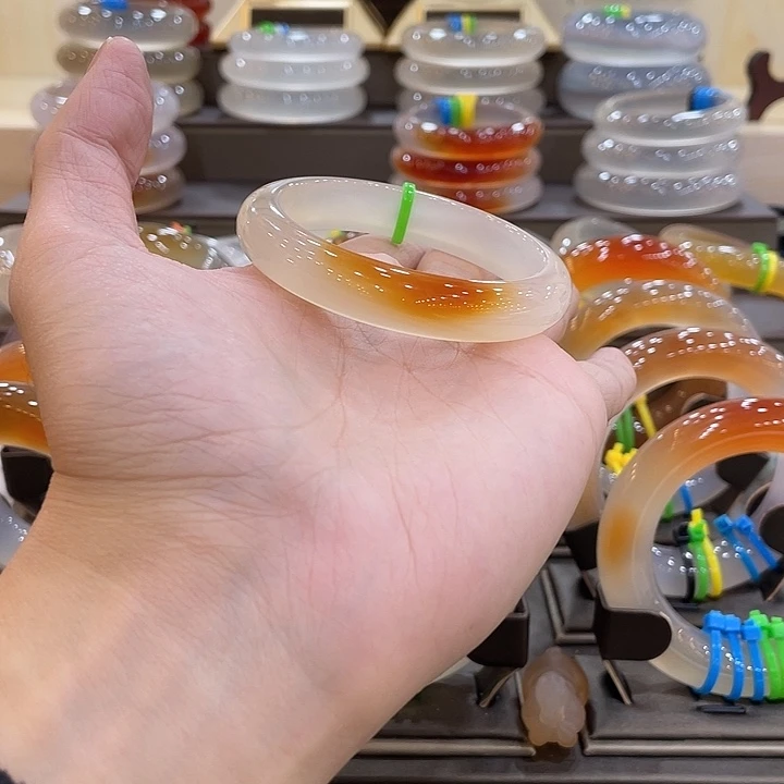 小****玛瑙/玉髓未镶嵌手镯