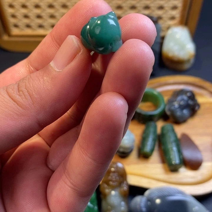 石英质玉（非洲翠）未镶嵌颈饰