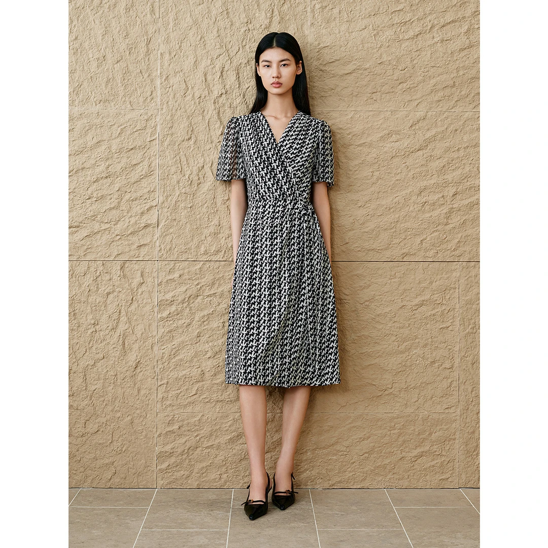 INSUN恩裳专选2025夏季V领围裹式千鸟格印花连衣裙9C65205200