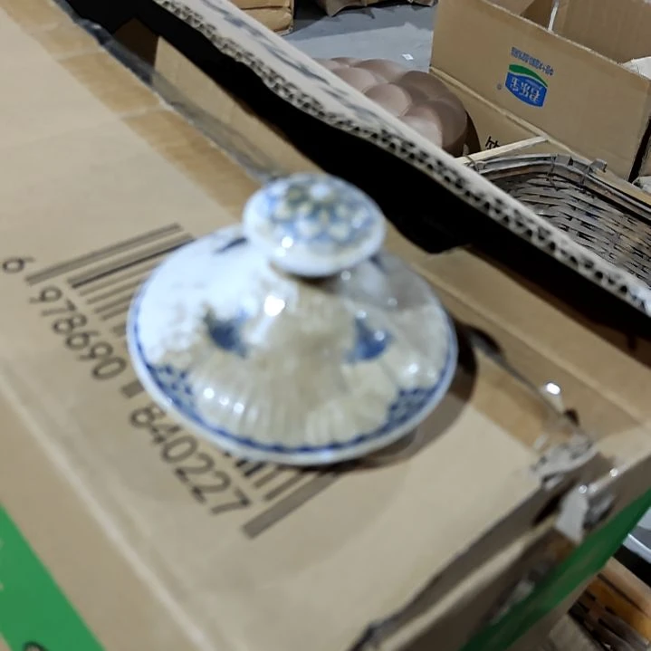 摆件盘子碗茶壶啥都有