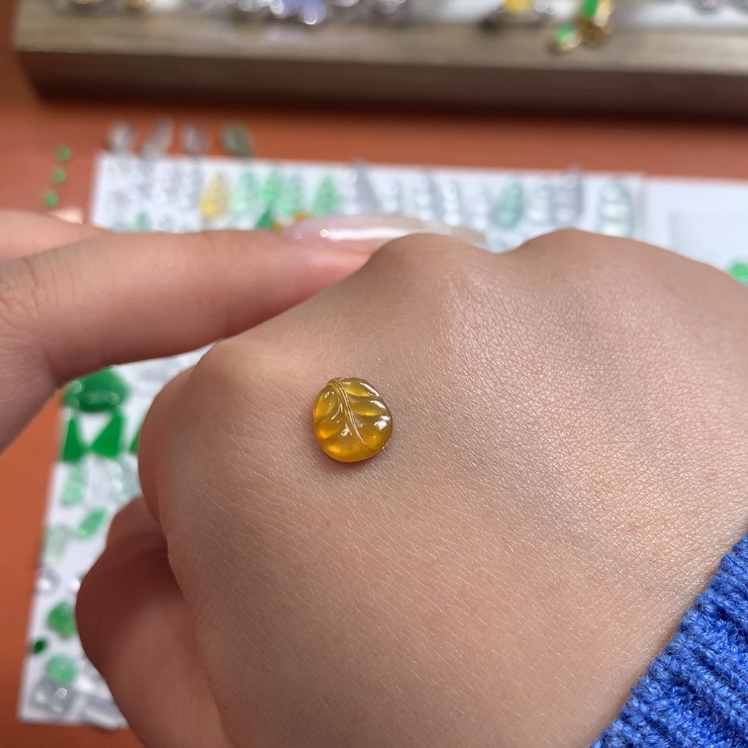 翡翠未镶嵌颈饰黄叶