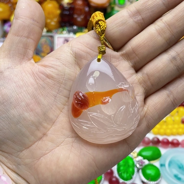 树脂制品64号雕花吊坠
