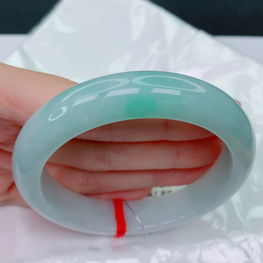 翡翠手镯未镶嵌56.8正圈，浅色细腻，完整