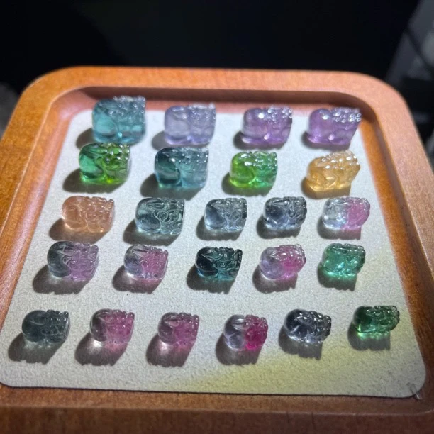 精工雕刻巴西天然无孔蓝碧玺貔貅