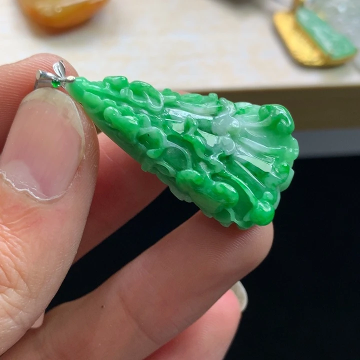 翡翠未镶嵌颈饰吊坠