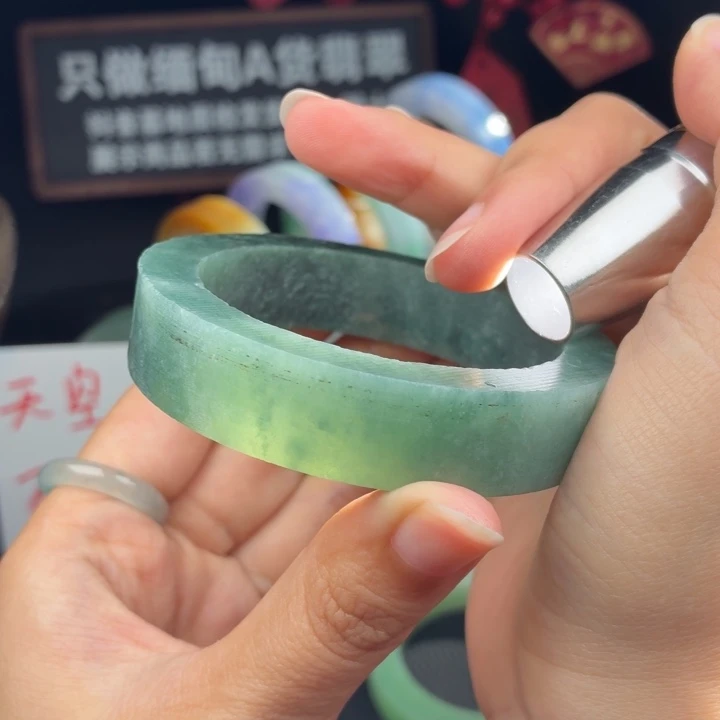 未镶嵌翡翠手镯定制翡翠翡翠手镯