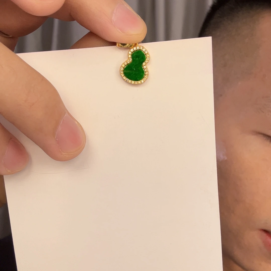 翡翠未镶嵌颈饰一件