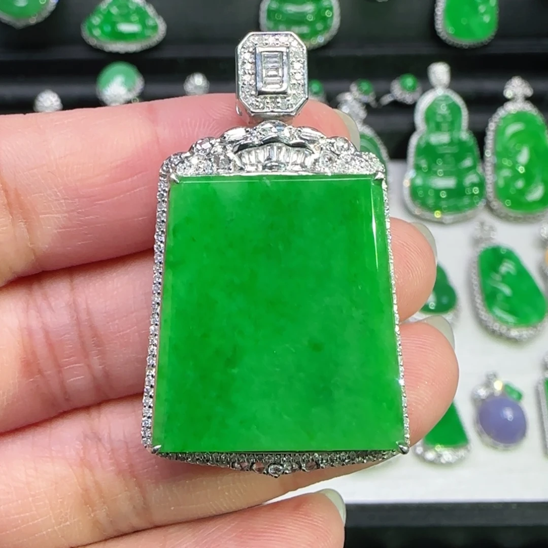 翡翠18K金镶嵌颈饰吊坠