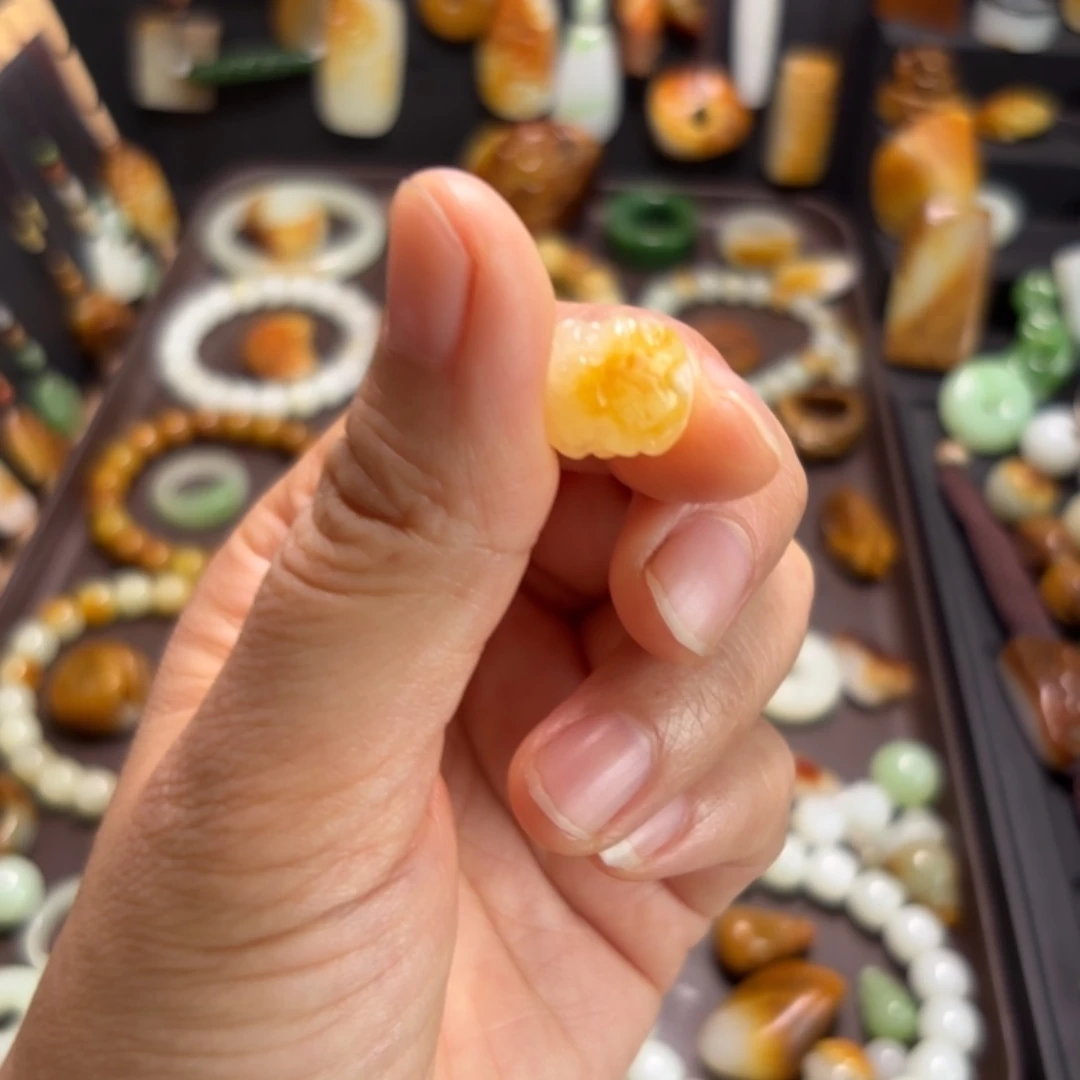 ****哥和田玉未镶嵌颈饰
