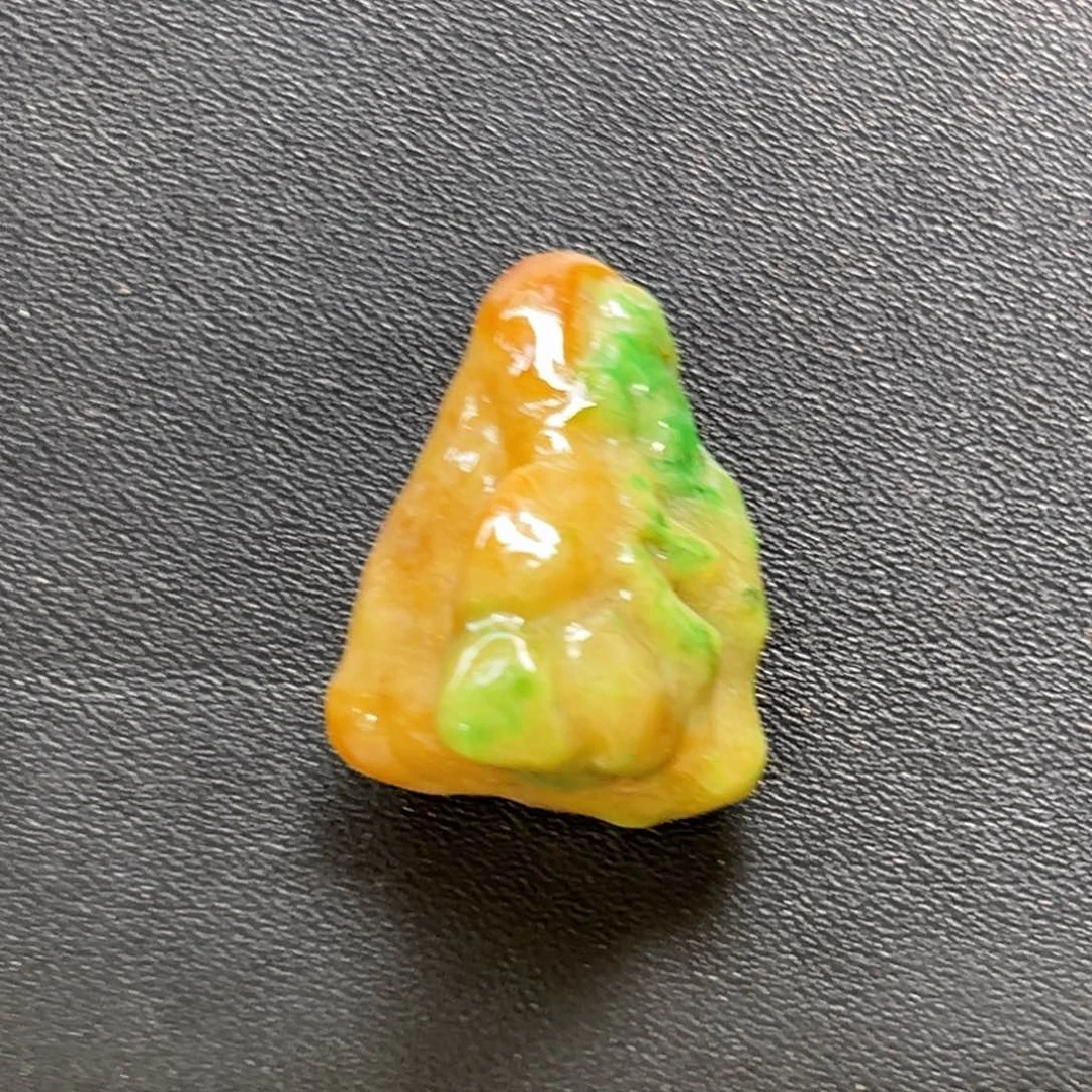 未镶嵌定制翡翠天然三彩黄加绿翡翠立体吊坠