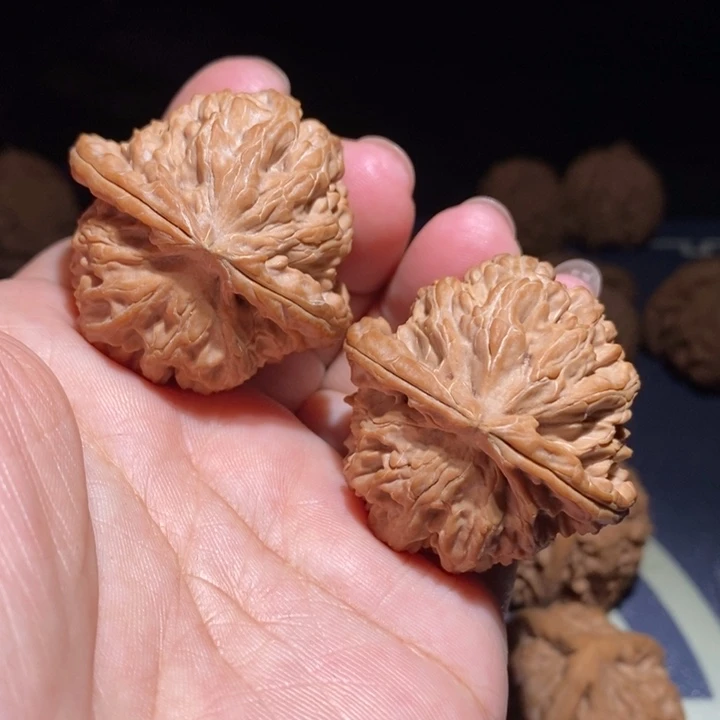 文玩核桃吊坠白狮子