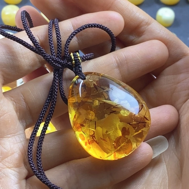 未镶嵌蜜蜡裸石华****8瑕疵，有冰片