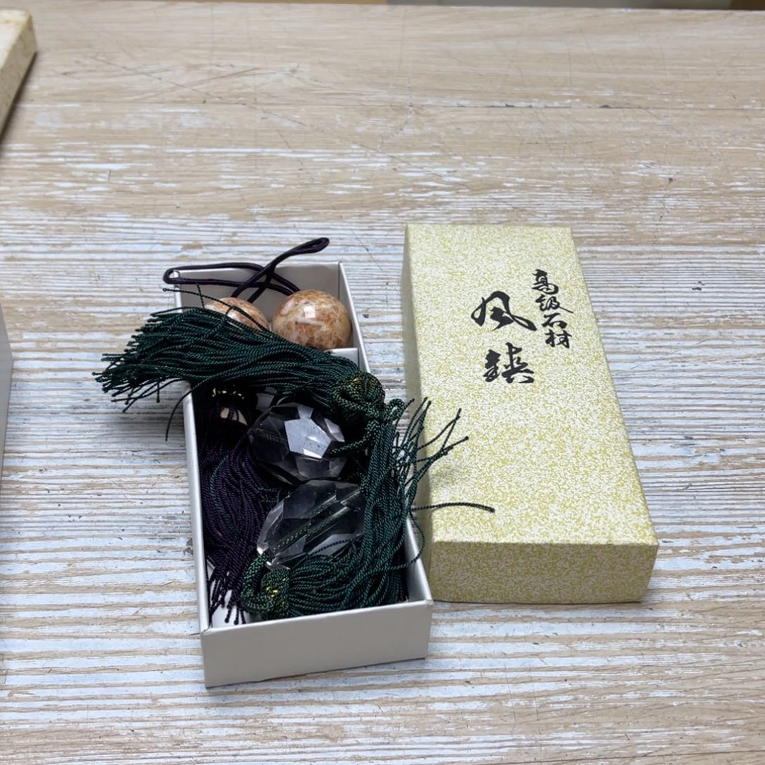 瓷片幸**草密密麻麻地排列着一个