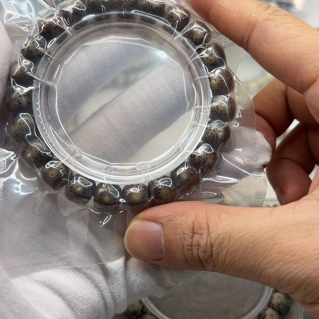 j***t吊坠星月菩提10×9灰黑糯冰  46