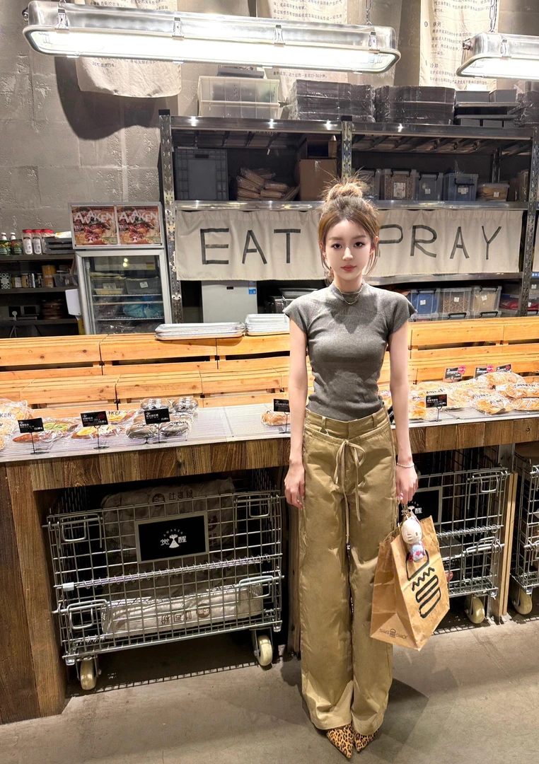 针织灰色正肩短袖T恤女夏季2025新款设计感小众气质百搭短款上衣