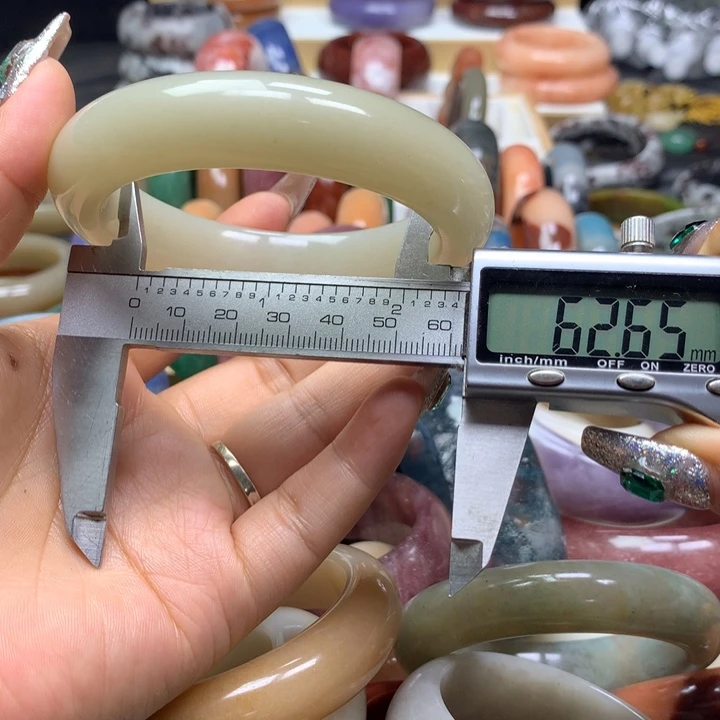 未镶嵌手镯石英质玉