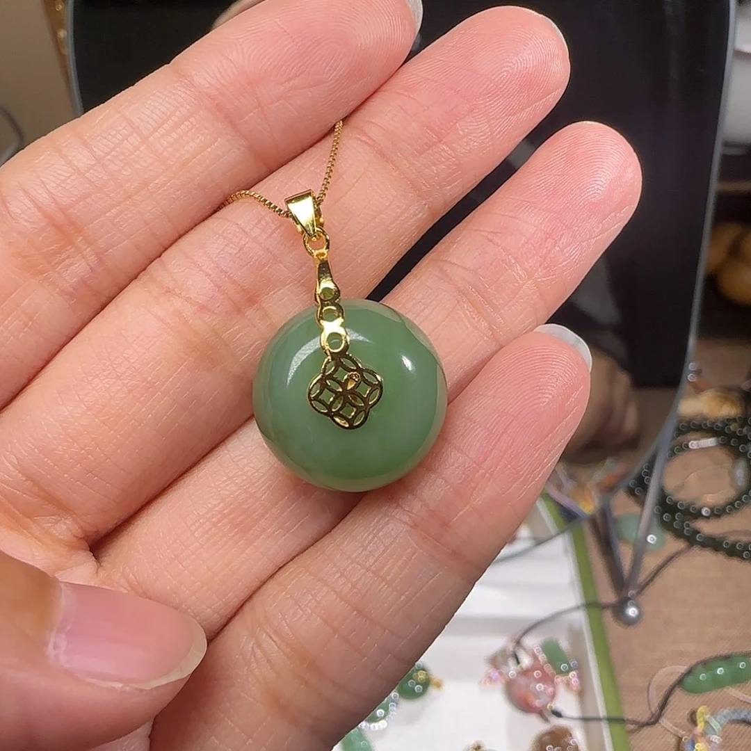 和田玉颈饰18K金镶嵌阿**?