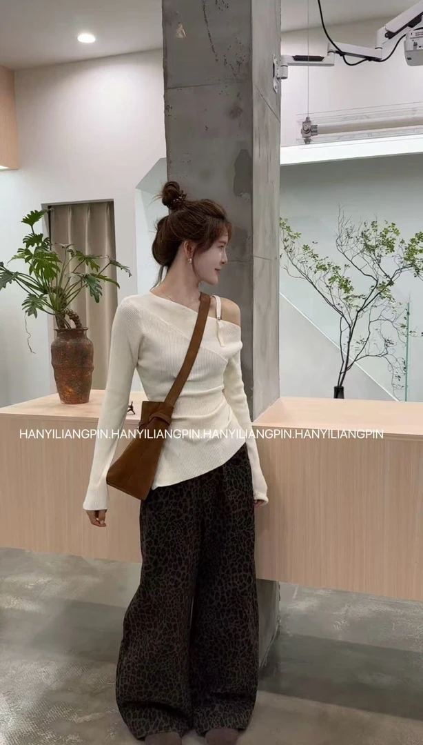 【喜茶】不规则斜肩针织衫