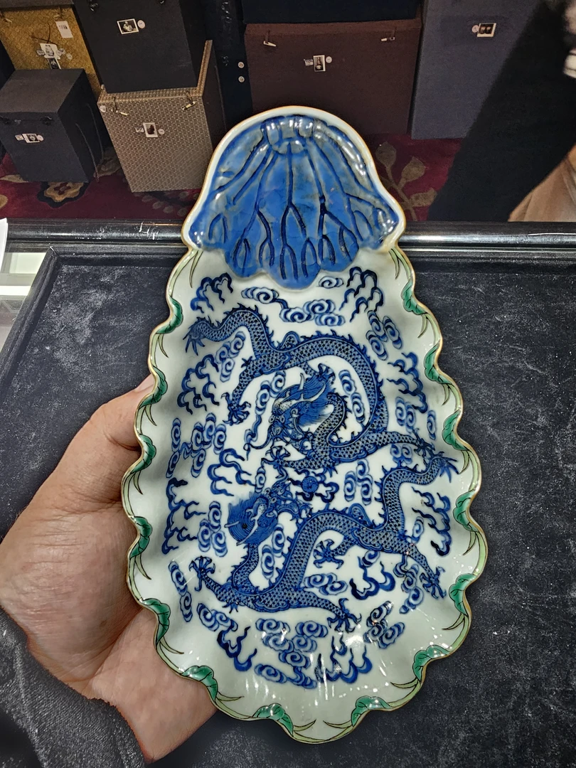 青花粉彩花口龙纹盘子