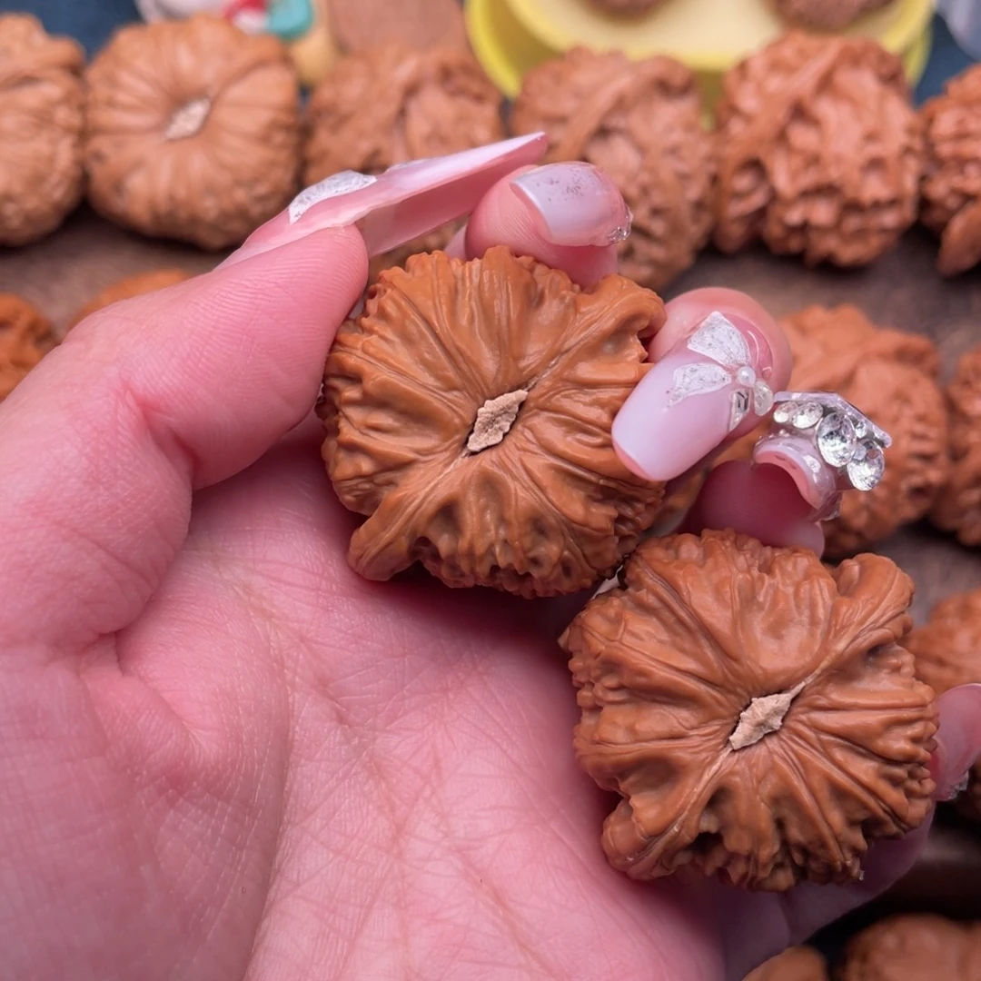 把件文玩核桃全品精配毕业，红皮白狮子40卡姿兰底