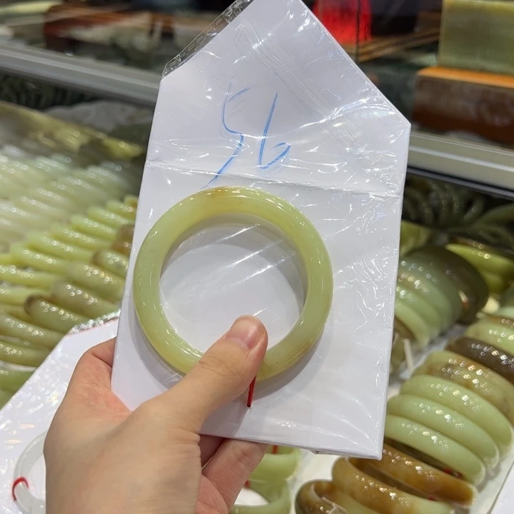 ****后未镶嵌手镯和田玉
