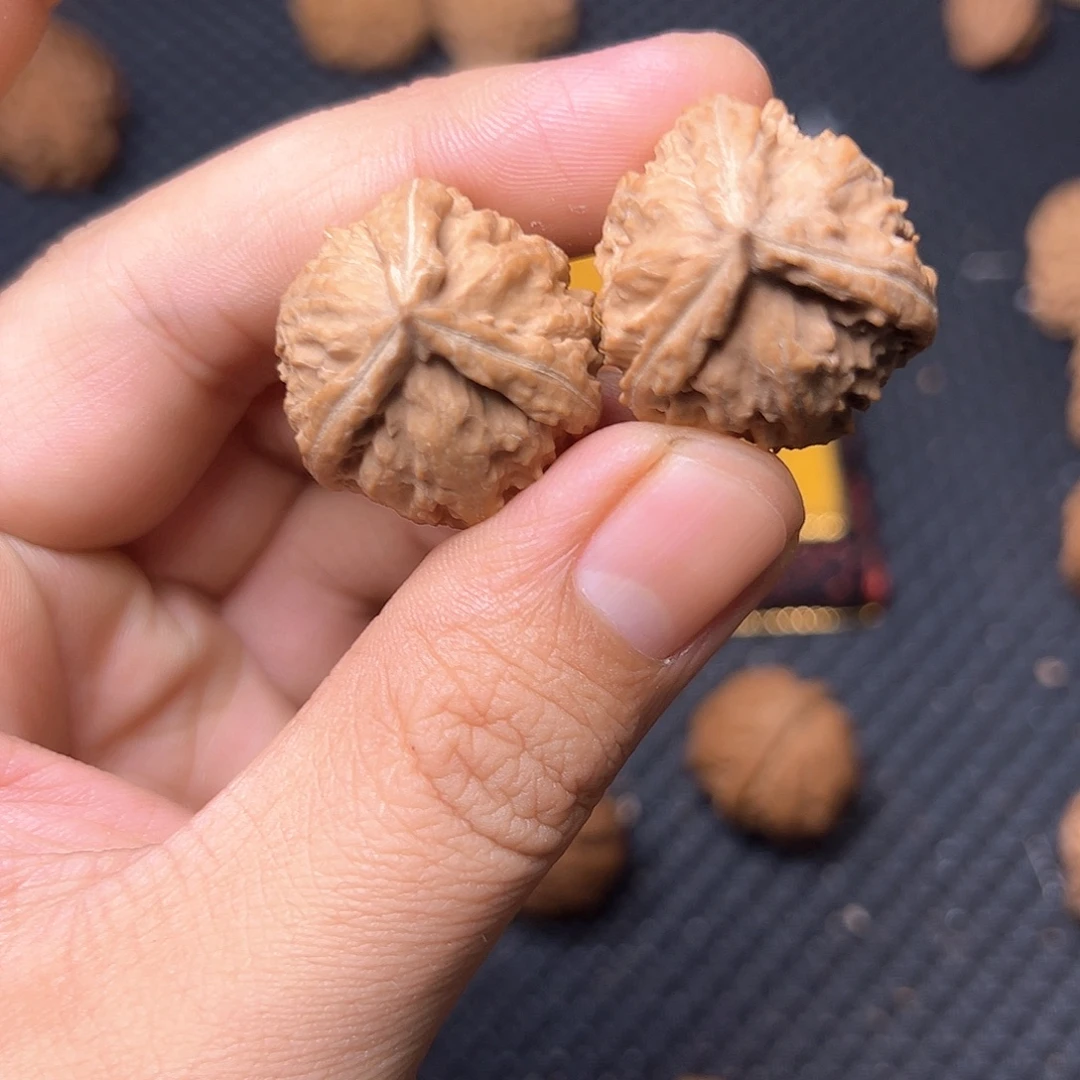 文玩核桃吊坠三棱