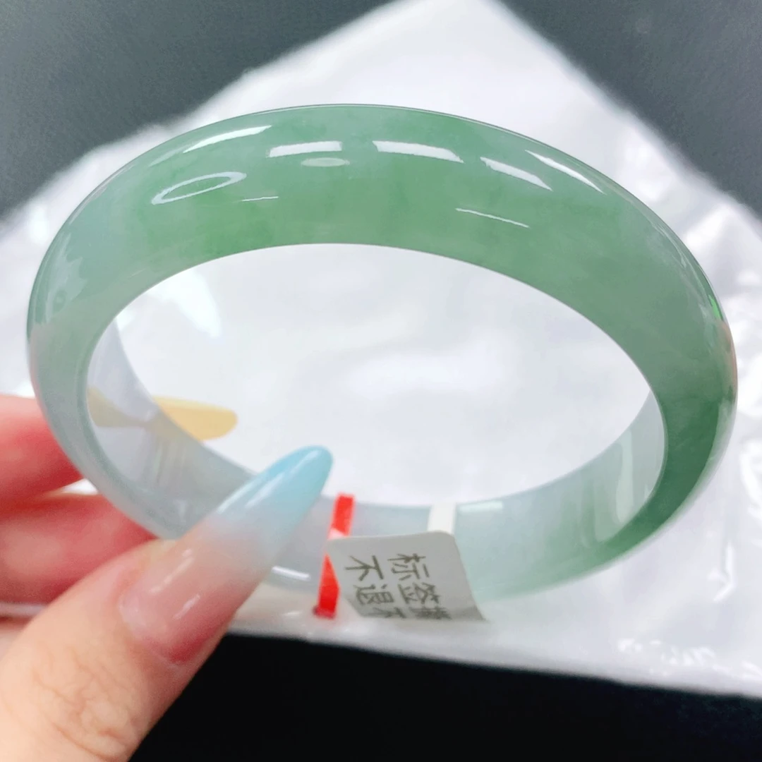 翡翠手镯未镶嵌58。