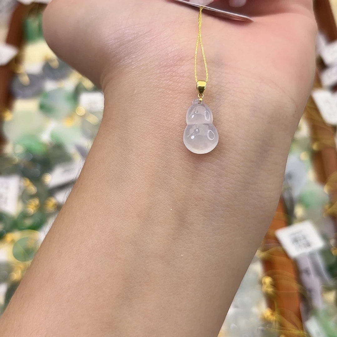 翡翠18K金镶嵌颈饰葫芦