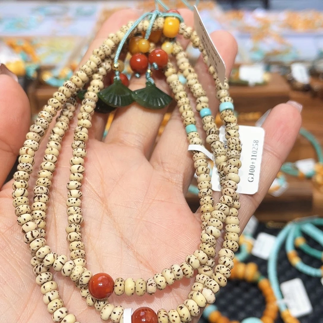 琥珀裸石未镶嵌多样发其一