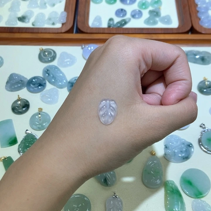 颈饰未镶嵌翡翠叶子