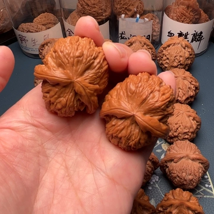 文玩核桃吊坠40白狮子顺风耳