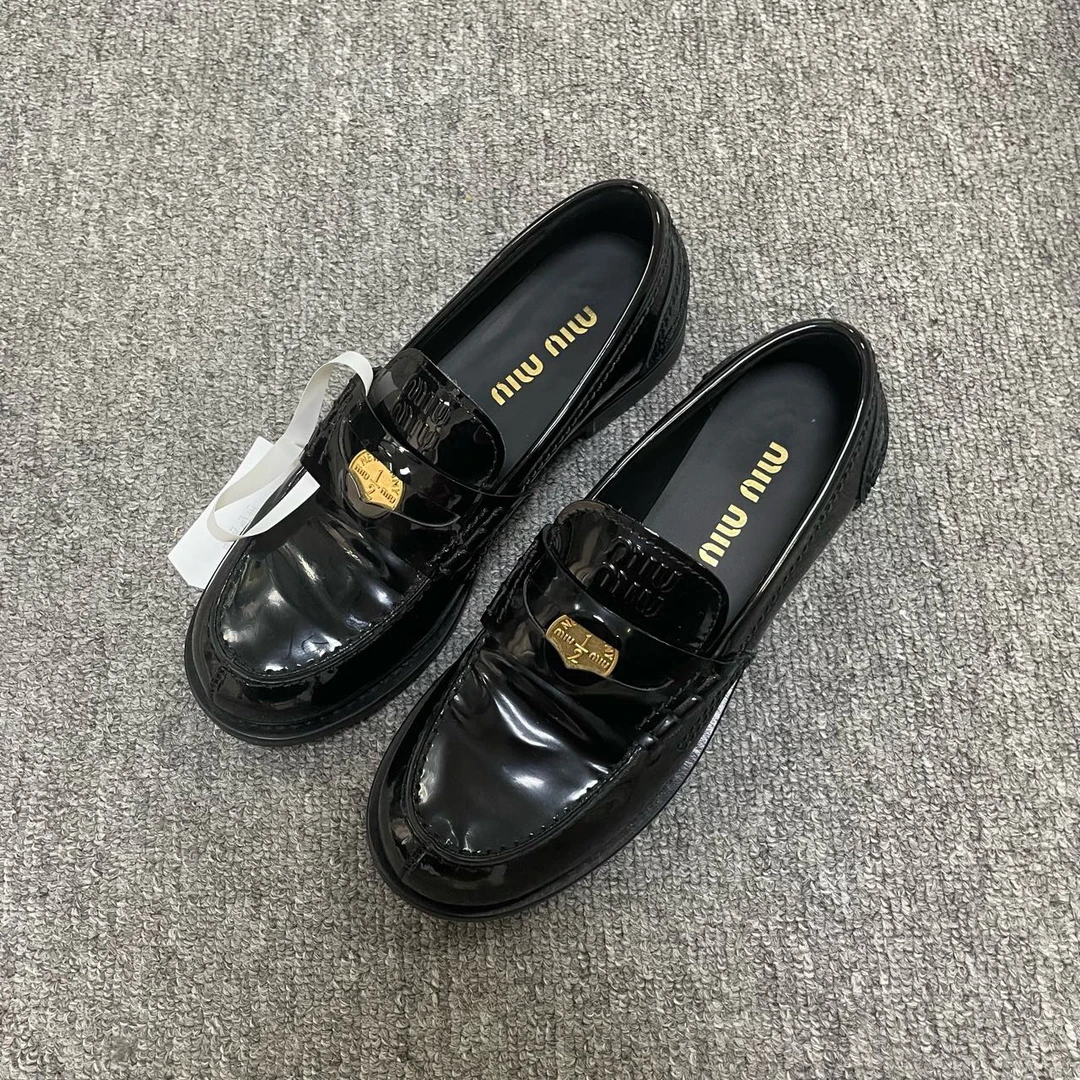 95新 MIU MIU/缪缪 （有盒）Penny 套脚低帮圆头休闲单鞋 36码/6153