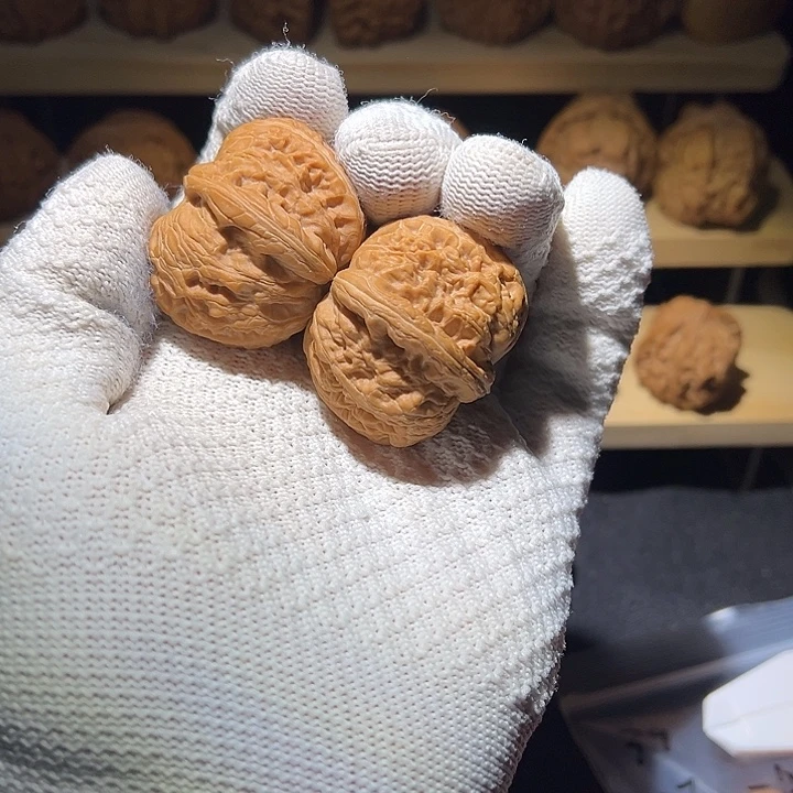 文玩核桃吊坠元宝