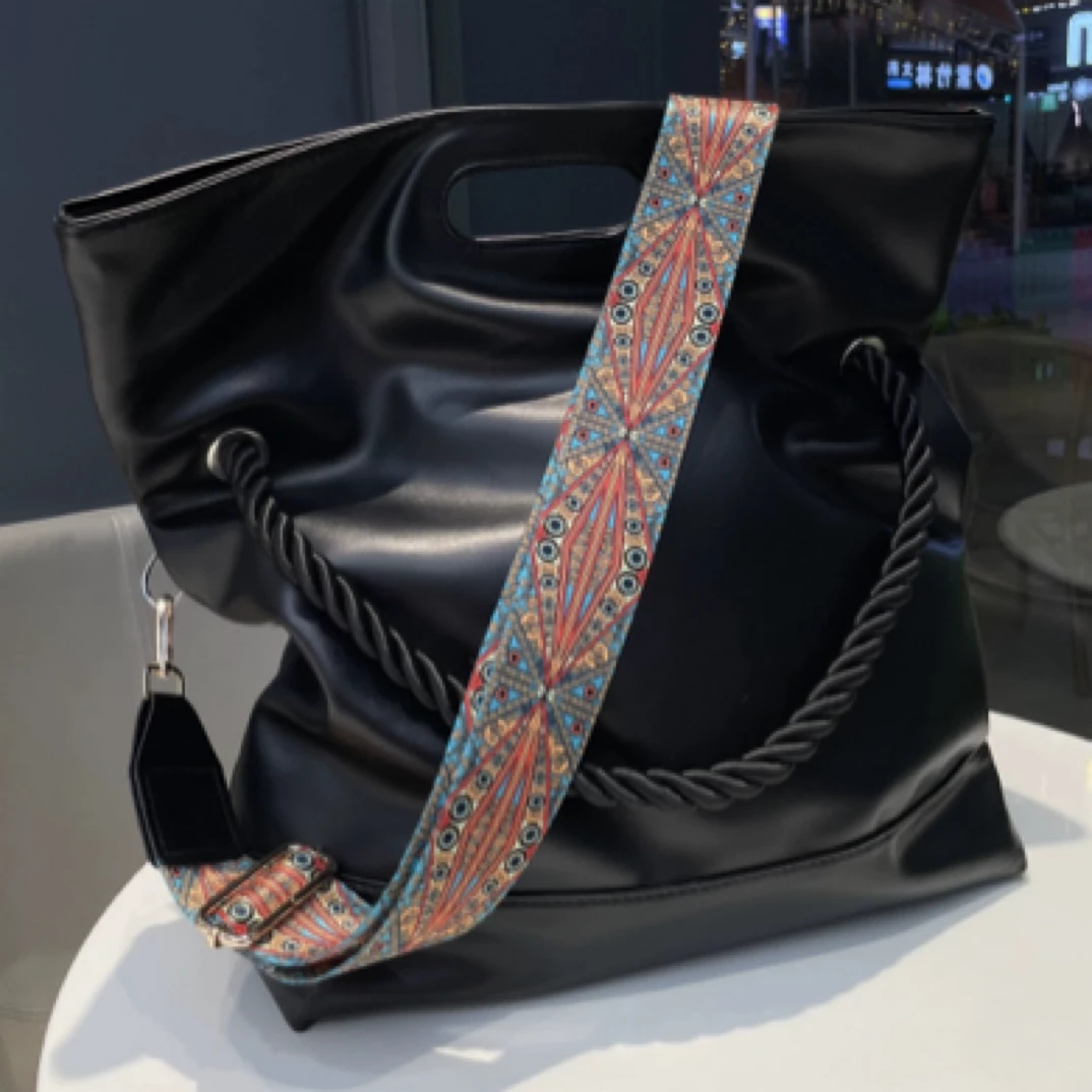 黑色托特大包高级感个性通勤包健身包百搭肩包男生男款包包男包