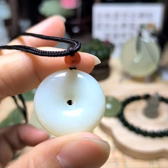 东***方蛇纹石玉未镶嵌颈饰