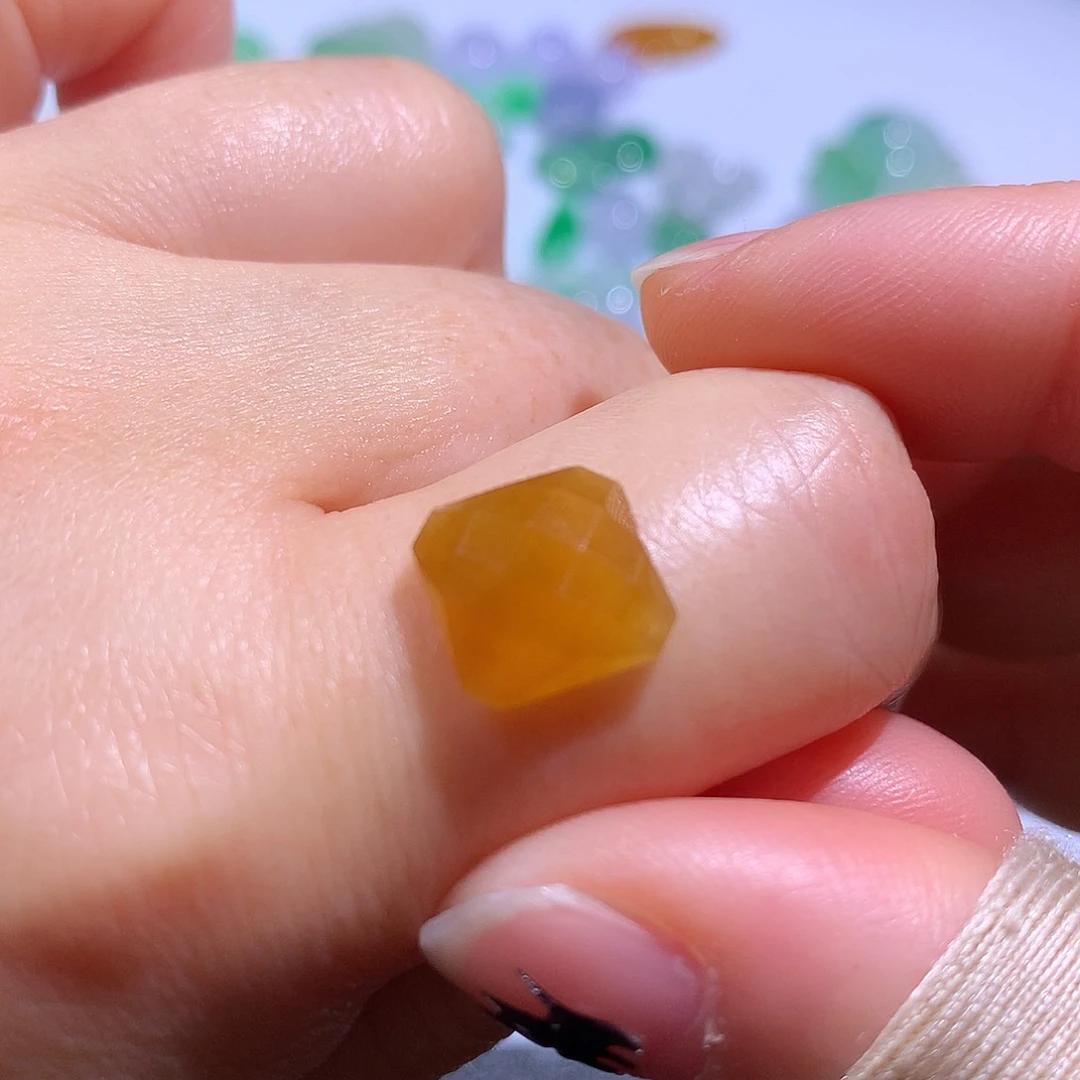 翡翠颈饰未镶嵌切割