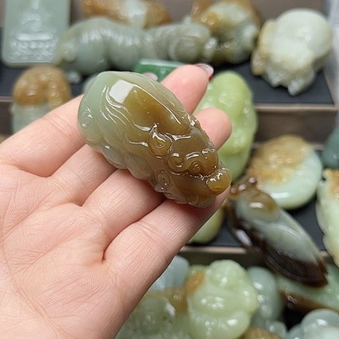 颈饰未镶嵌和田玉人**途