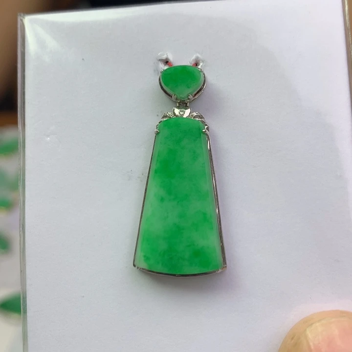 翡翠18K金镶嵌颈饰翡翠