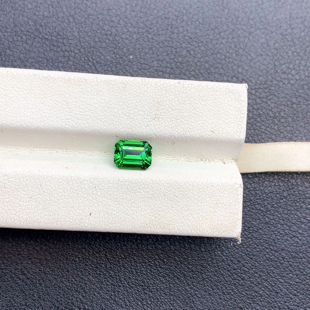 未镶嵌2.02克拉卡扎尼绿石榴石（沙弗莱）