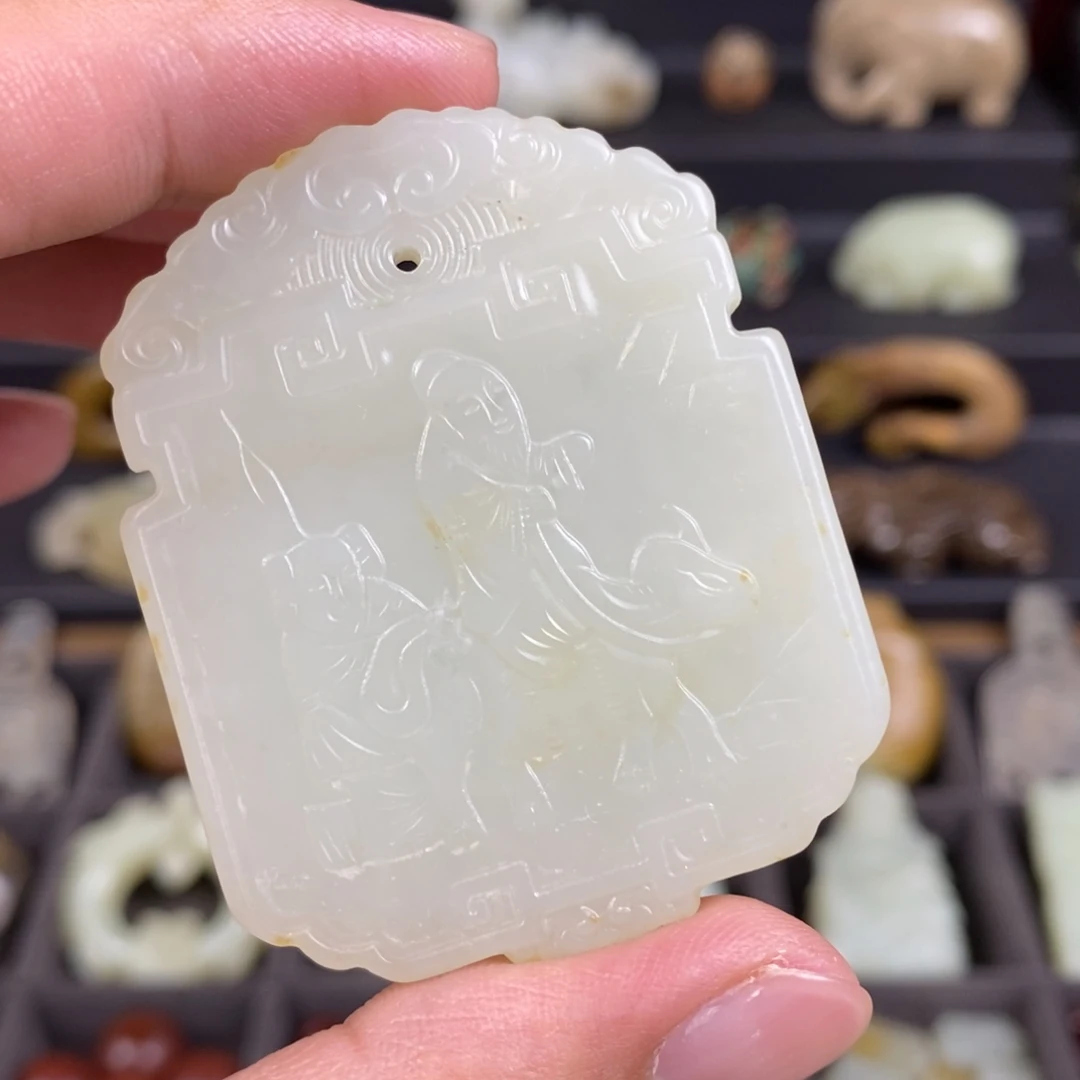 小***是未镶嵌和田玉（糖玉）挂件