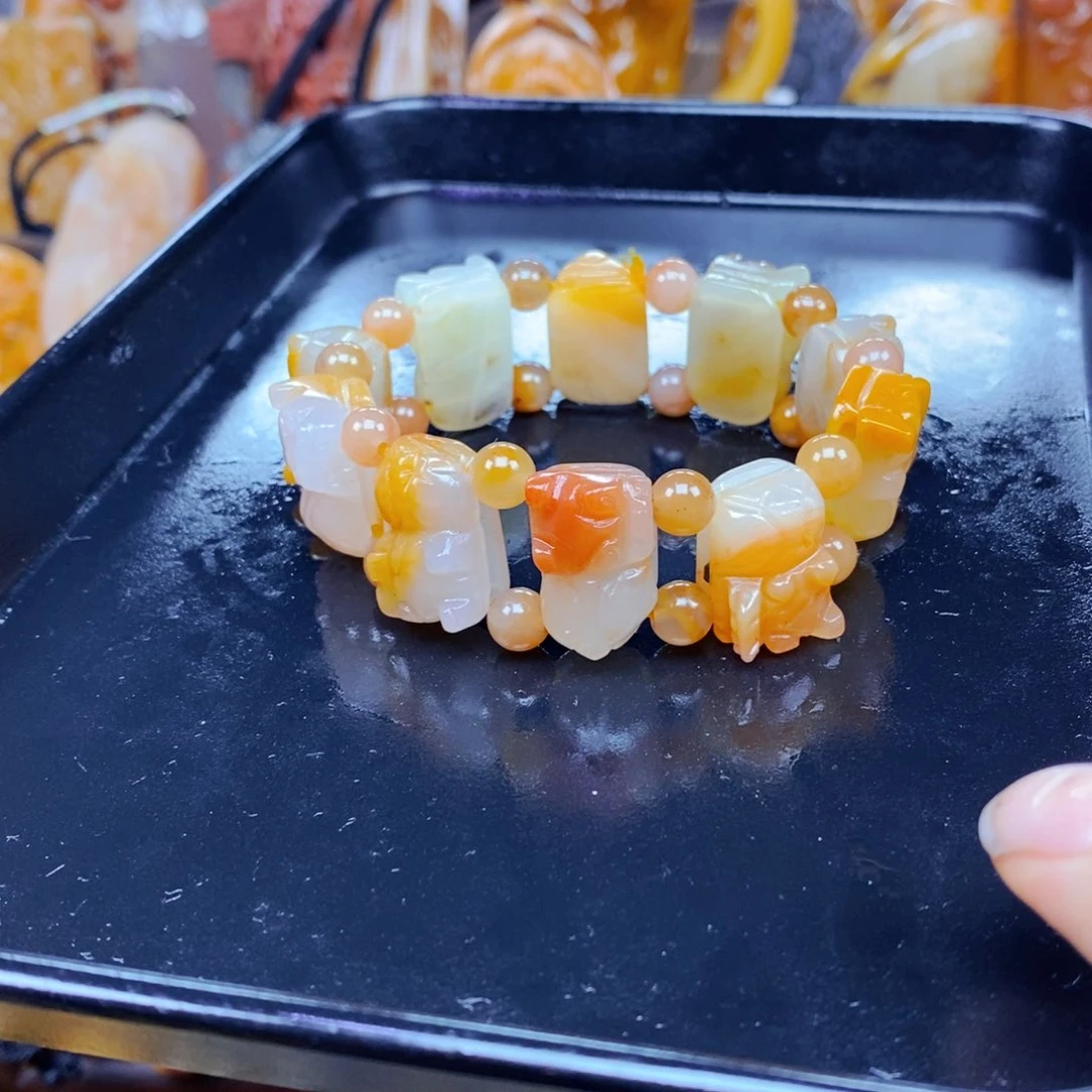 石英质玉（黄龙玉）未镶嵌颈饰