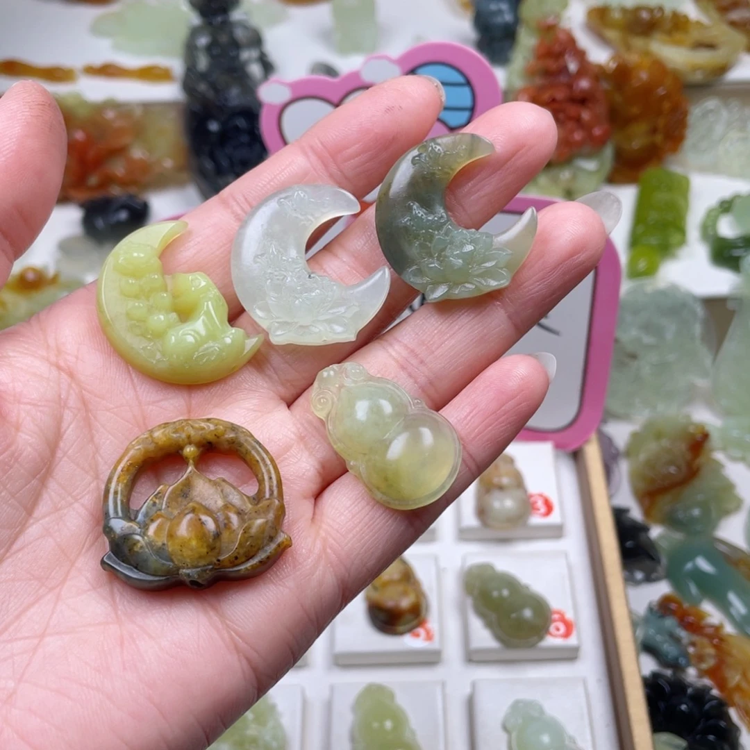 宴***时蛇纹石玉未镶嵌颈饰