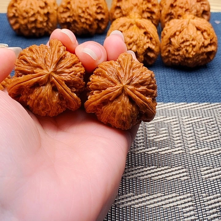 L***F吊坠文玩核桃三棱