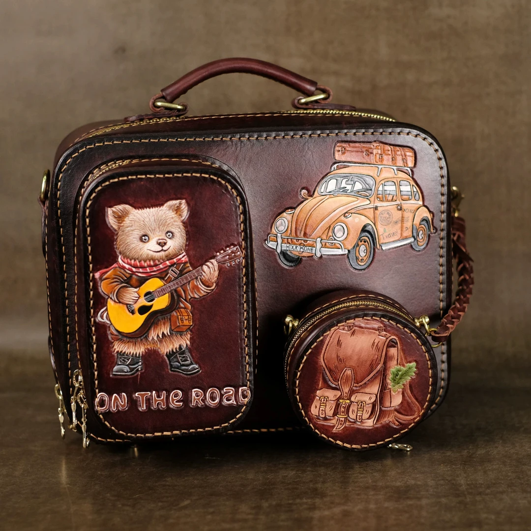 2025早春新款【望远双肩】自由的灵魂，皮雕吉他熊手拎双肩包