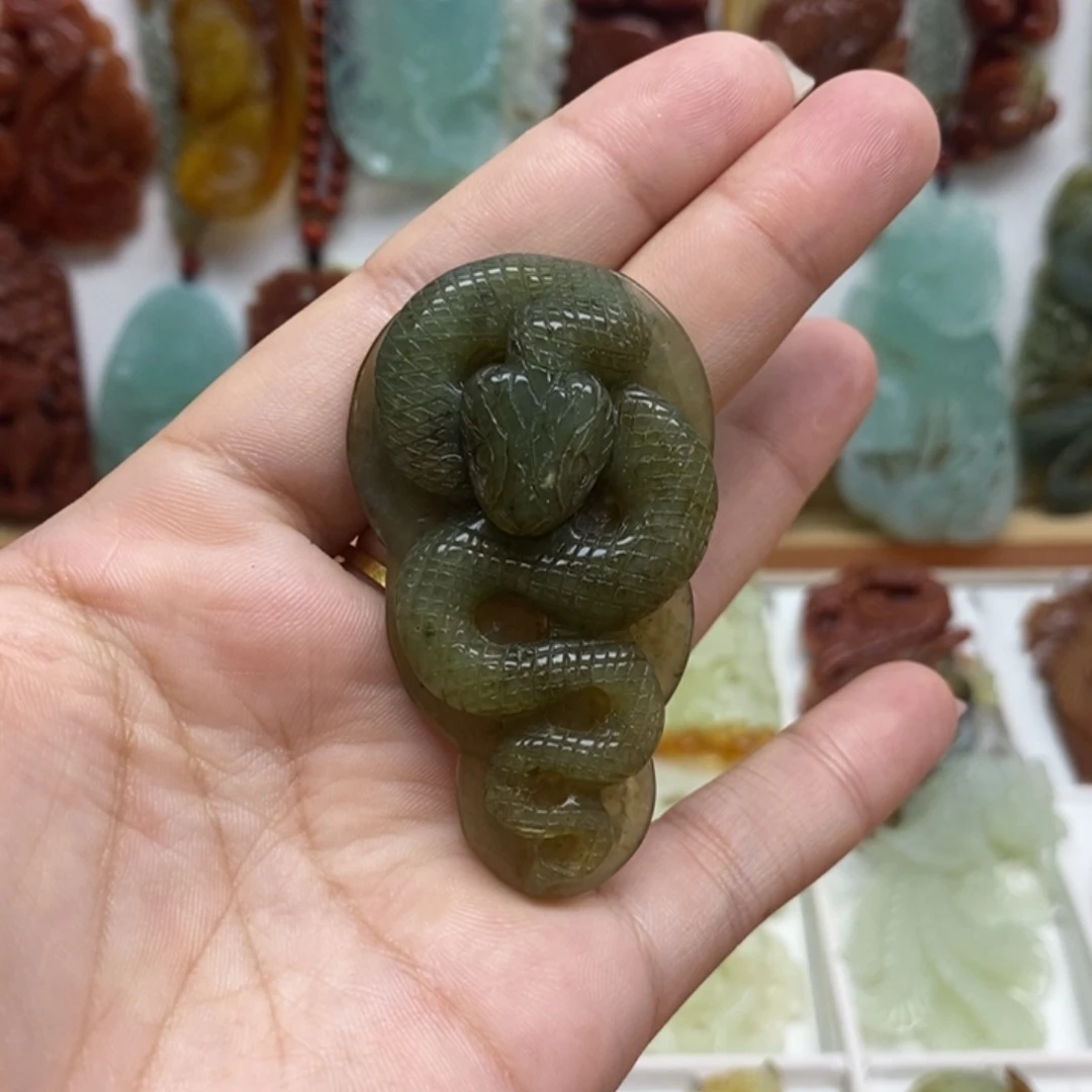 未镶嵌蛇纹石玉颈饰