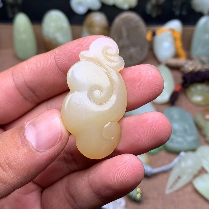 颈饰未镶嵌和田玉（糖玉）